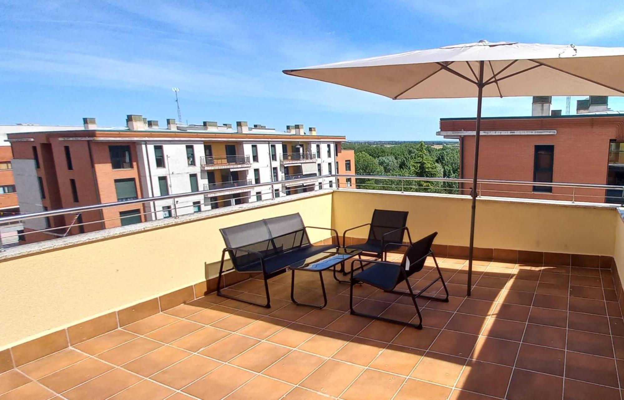 Apartamento Con 2 Dormitorios, Garaje Y Terraza Junto A Valladolid Luaran gambar